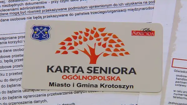 Ogólnopolska karta seniora z drzewem życia i herbem Krotoszyna. Daje dostęp do zniżek.