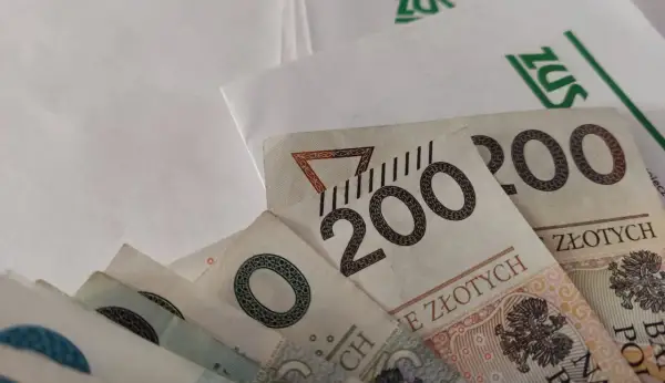 Pieniądze i dokument ZUS. Czy to zapowiedź rewaloryzacji emerytur w 2026 roku?
