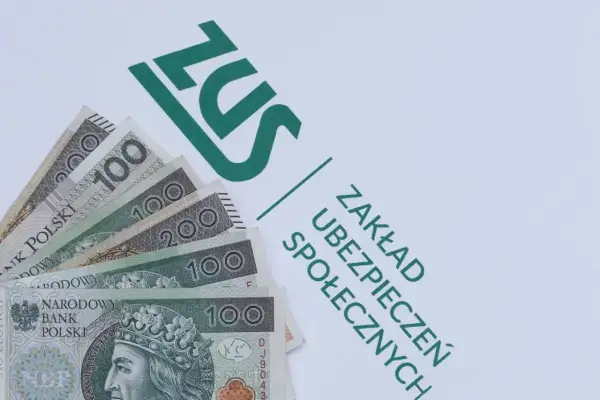Złotówki leżą obok logo ZUS. To symbol wsparcia dla seniorów, być może zapowiedź 500 plus dla seniora.