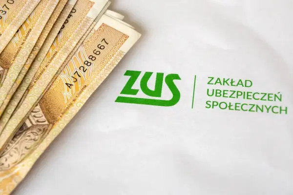 Pieniądze i logo ZUS. Symbolizują świadczenie rehabilitacyjne i wsparcie finansowe dla ubezpieczonych.
