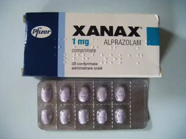 Opakowanie Xanax 1 mg z 30 tabletkami i blistrem. Lek ten, zawierający alprazolam, może pomóc w stanach lękowych, ale jego stosowanie wymaga ostrożności.