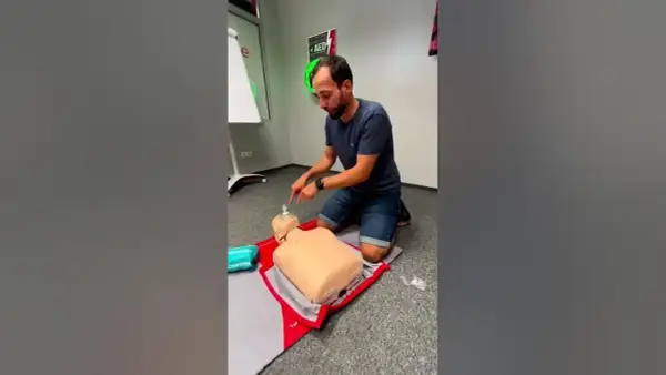 Jak oklepywać plecy starszej osobie na YouTube z zachowaniem bezpieczeństwa